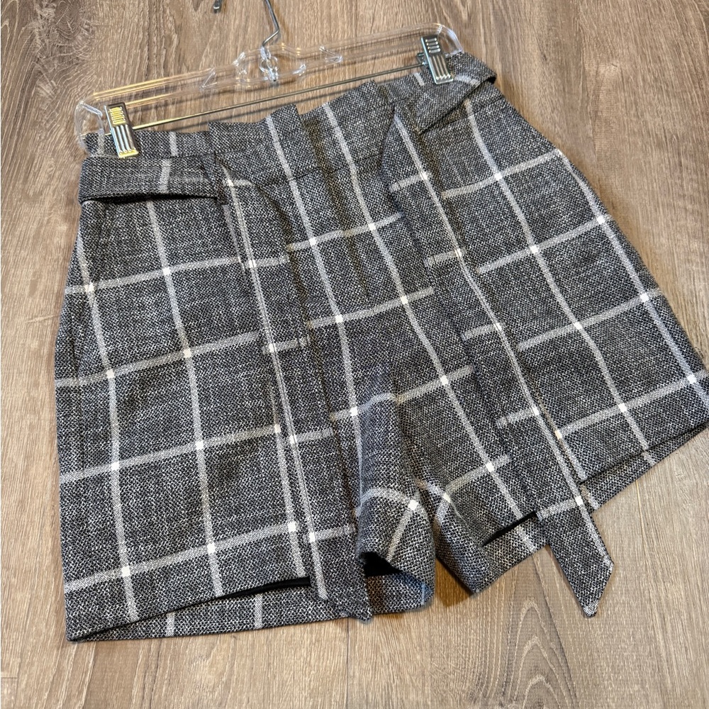 White House Black Market The 5" Casual Shorts Gray Windowpane Belted- size 4P